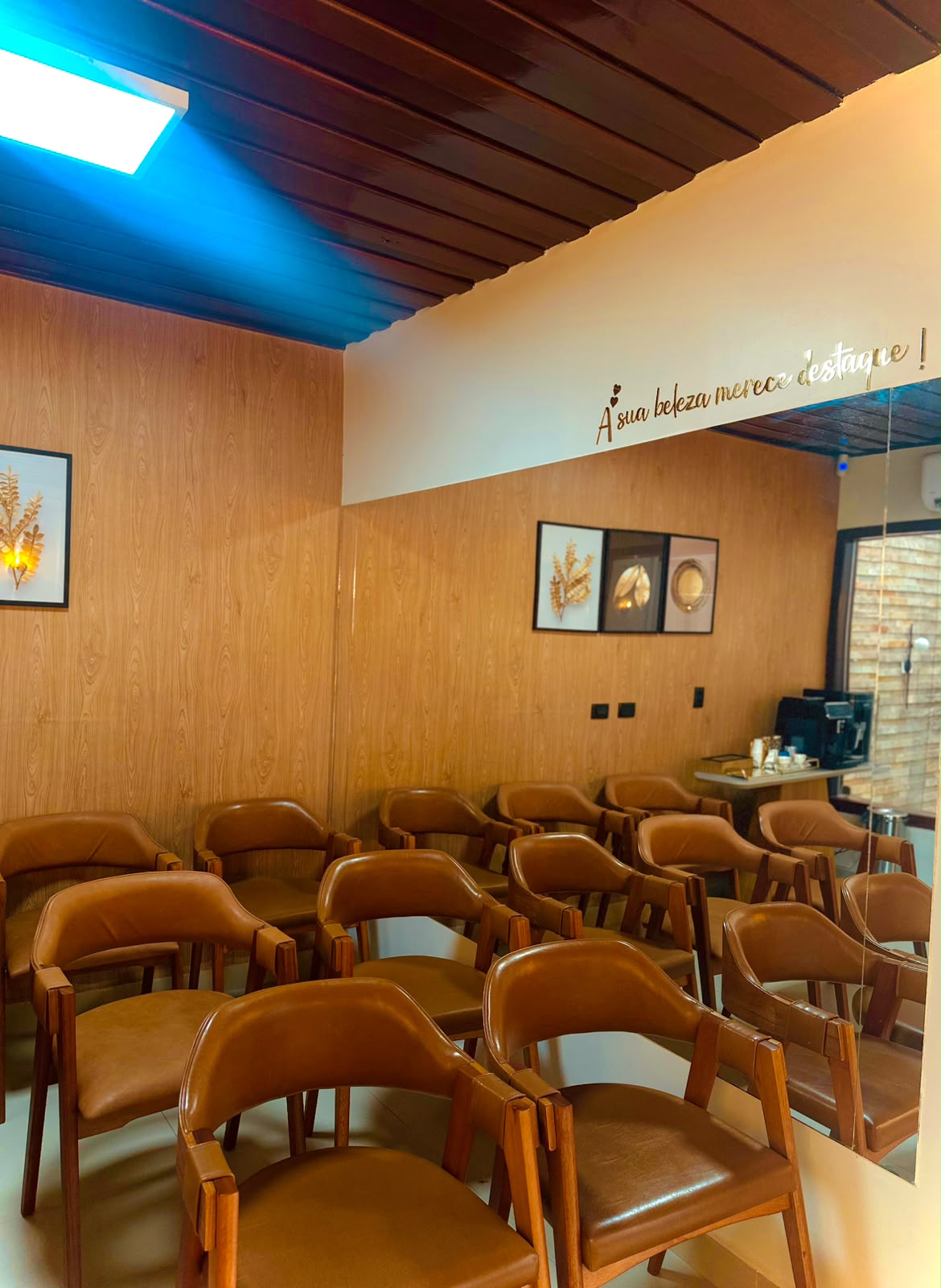 Sala de espera com poltronas e teto de madeira