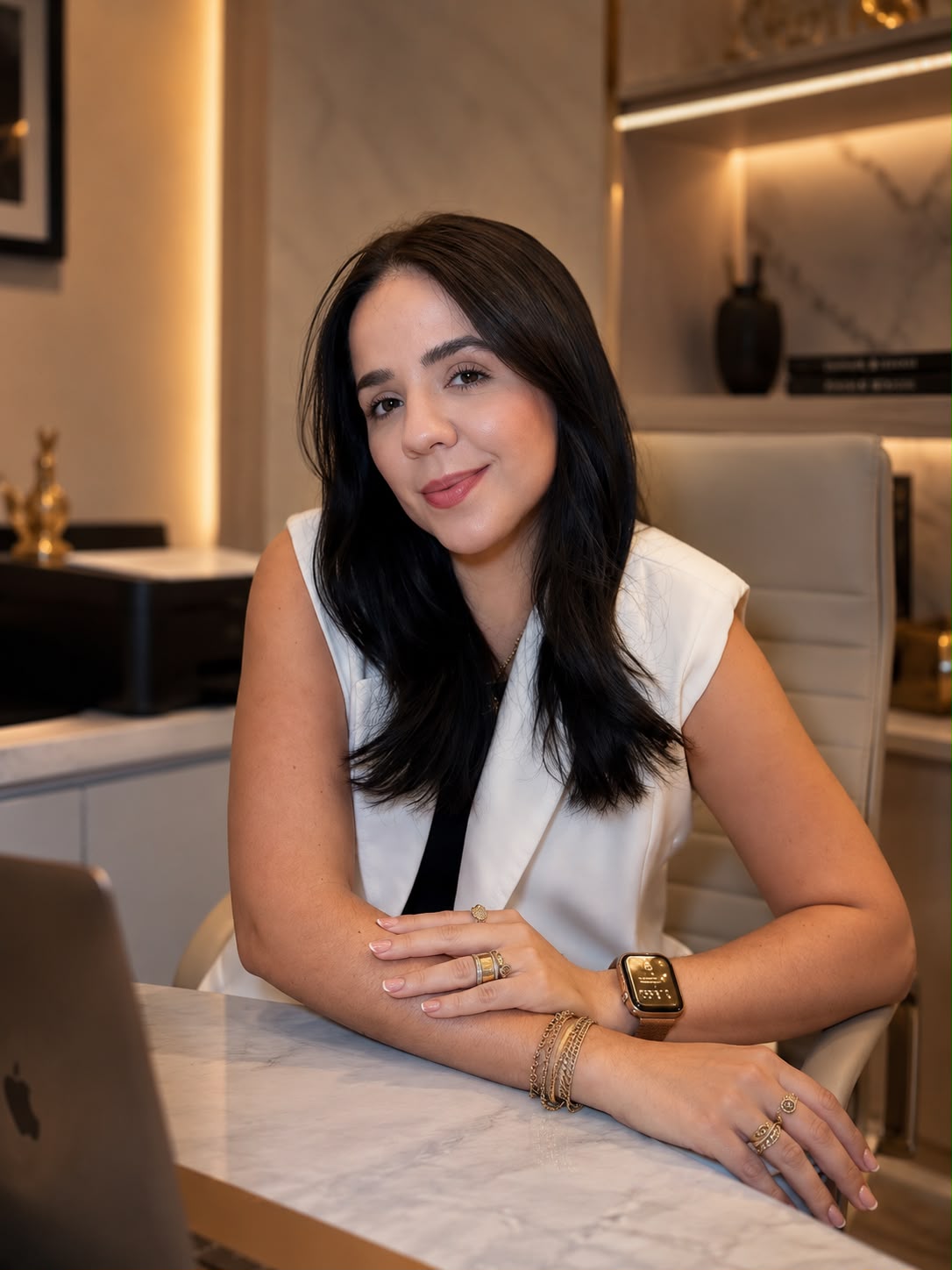 Hohana sentada à mesa na sala de atendimento