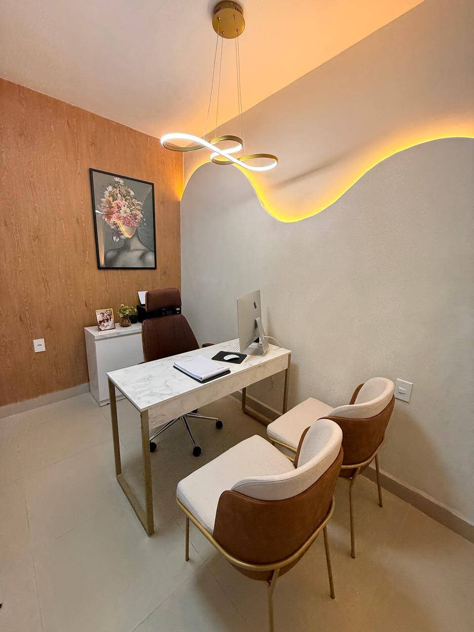 Sala de atendimento com mesa e cadeiras